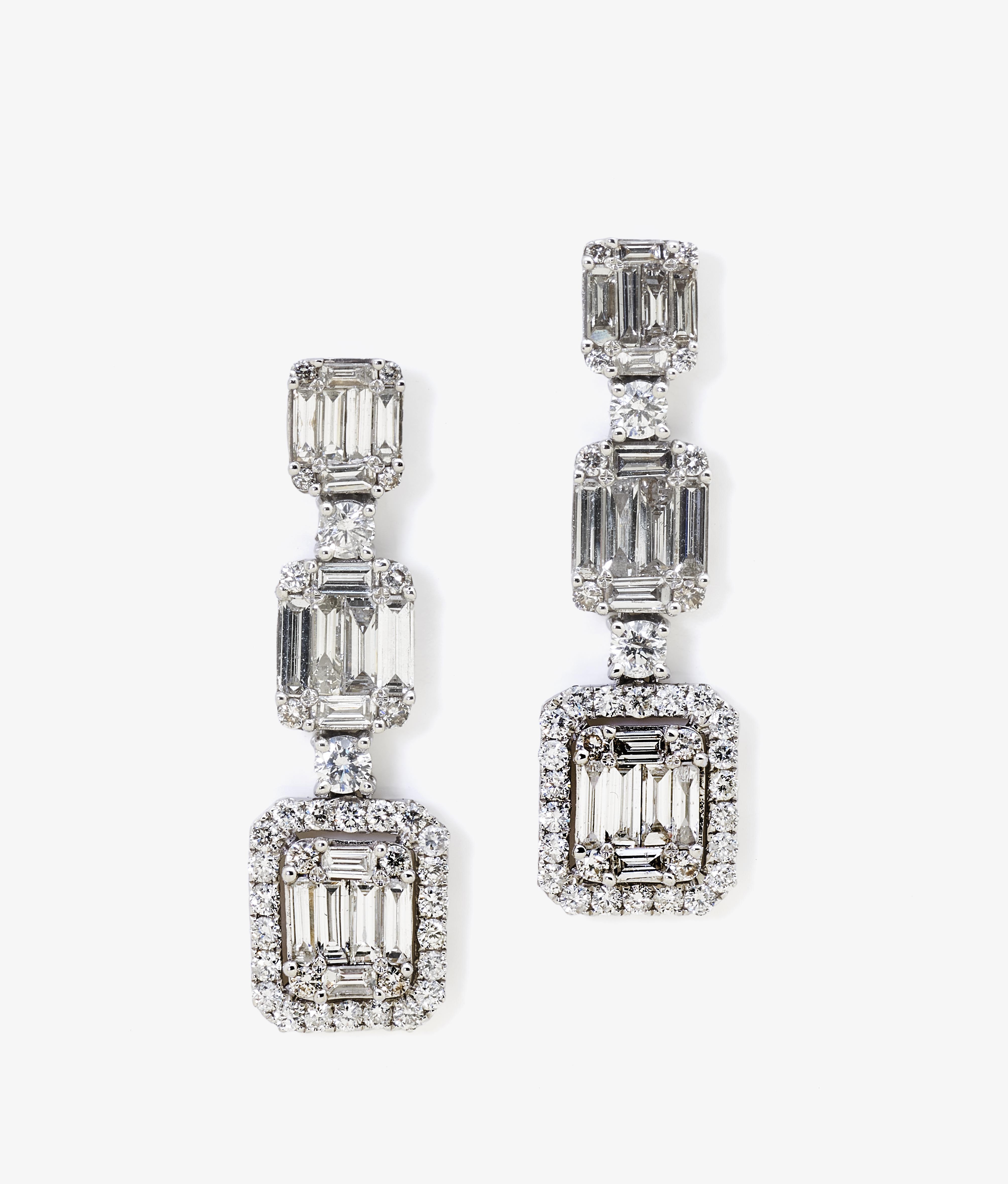 Ein Paar Ohrgehänge mit Diamanten und Brillanten